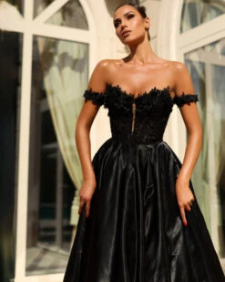 Celia Off Shoulder Corset Ball Gown - Black 10 Celia Off Shoulder Corset Ball Gown - Black -Curvy Charm Store Celia.black .front .close