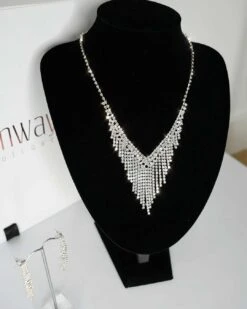 Elizabeth Jewellery Set - Silver -Curvy Charm Store elizabeth necklace close up